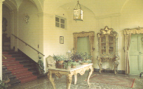 L'Atrio, oggi hall dell'albergo; i mobili sono copie in stile del primo Novecento